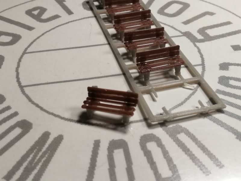 Modellini di ferrovie: 8 Parkbänke Spur N – Nuovo e nell'imballaggio originale da Luzern venduto da Salefactory 1