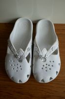 Praktische weisse Schlarpen / Schlüpfschuhe, Gr. 33