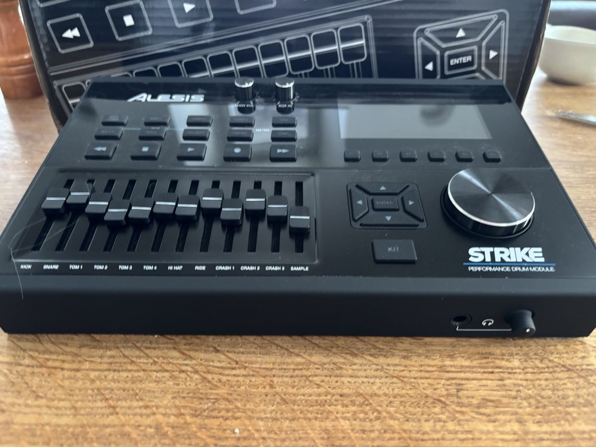 Alesis Musikinstrumente: Alesis Strike Drum Module cables etc – Gebraucht aus Mossel von Michaelhoward 2