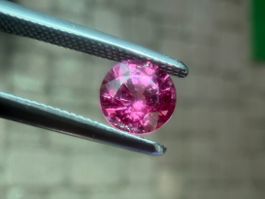 SAPHIR vivid pink (N)  0.60cts   Mosambik