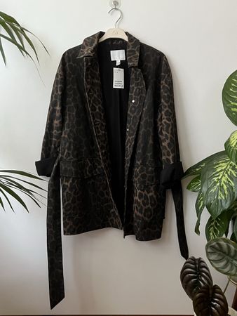 Denimjacke in Leo-Optik mit Bindegürtel von H&M