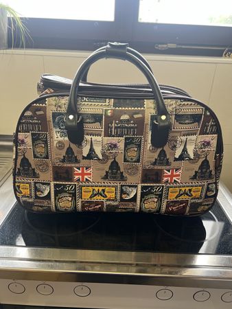 Schicke Reisetasche mit speziellem Briefmarken-Design!