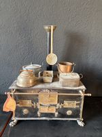 Antike Spielherdpuppe mit Zubehör