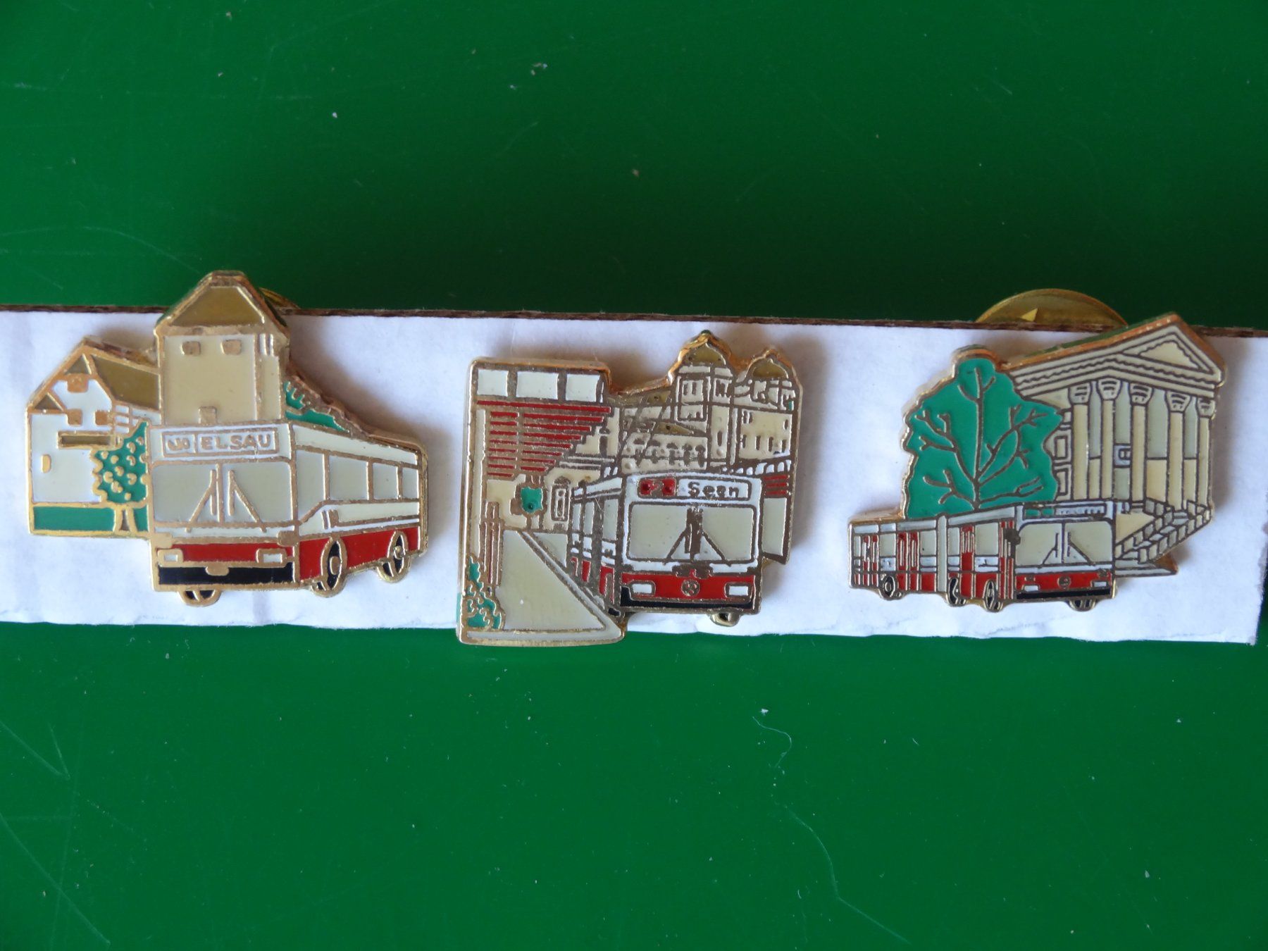 Plaketten & Abzeichen: 3 Pins Postauto – Gebraucht aus Hinwil von Fusca