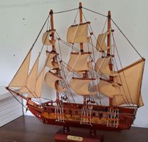 Schiffsmodell Segelschiff Holz guter Zustand. Neuwertig. 