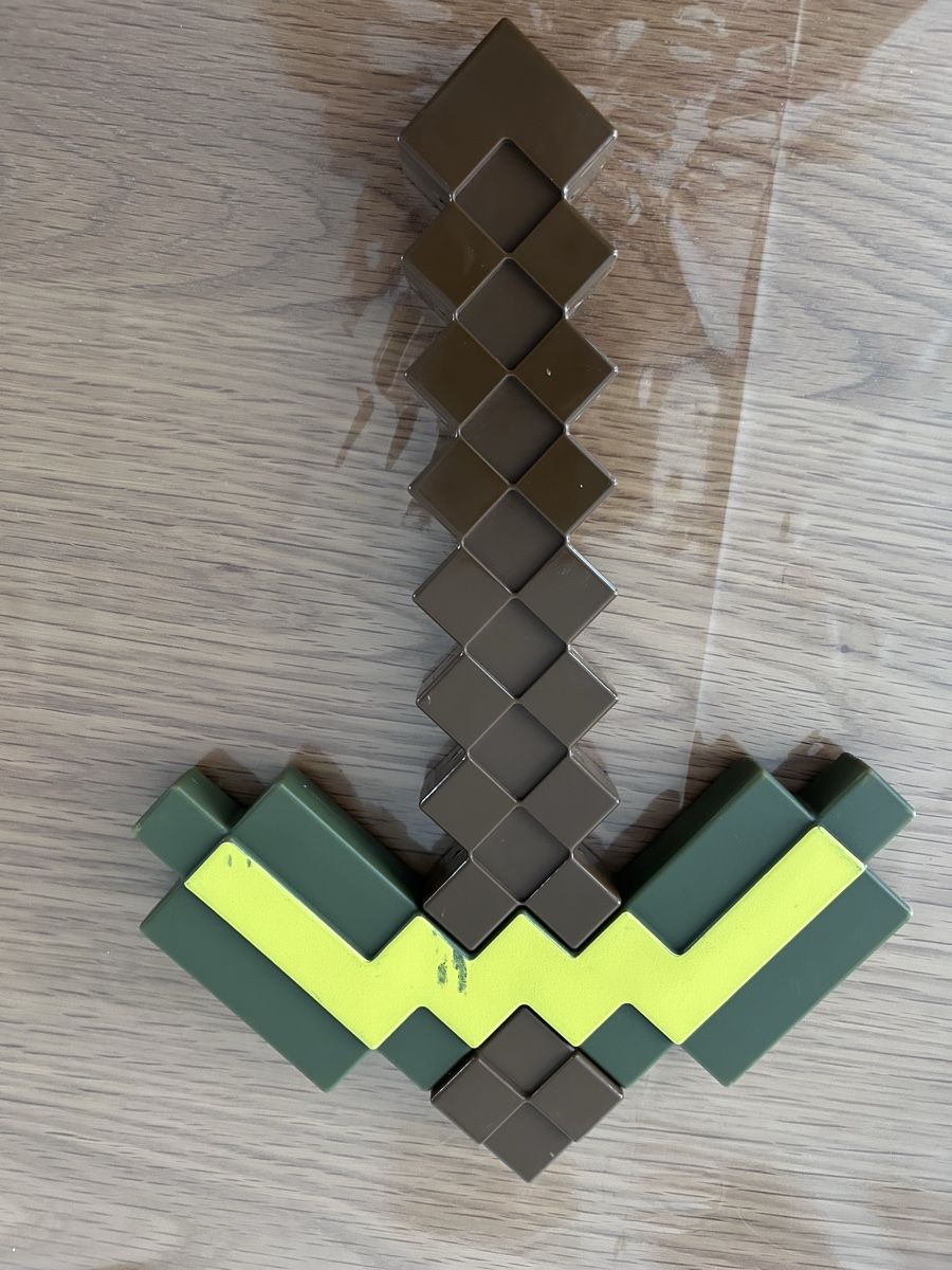 Jouets: Minecraft Gold Pickaxe Green Yellow – D'occasion à Wetzikon ZH par sheralynn 1