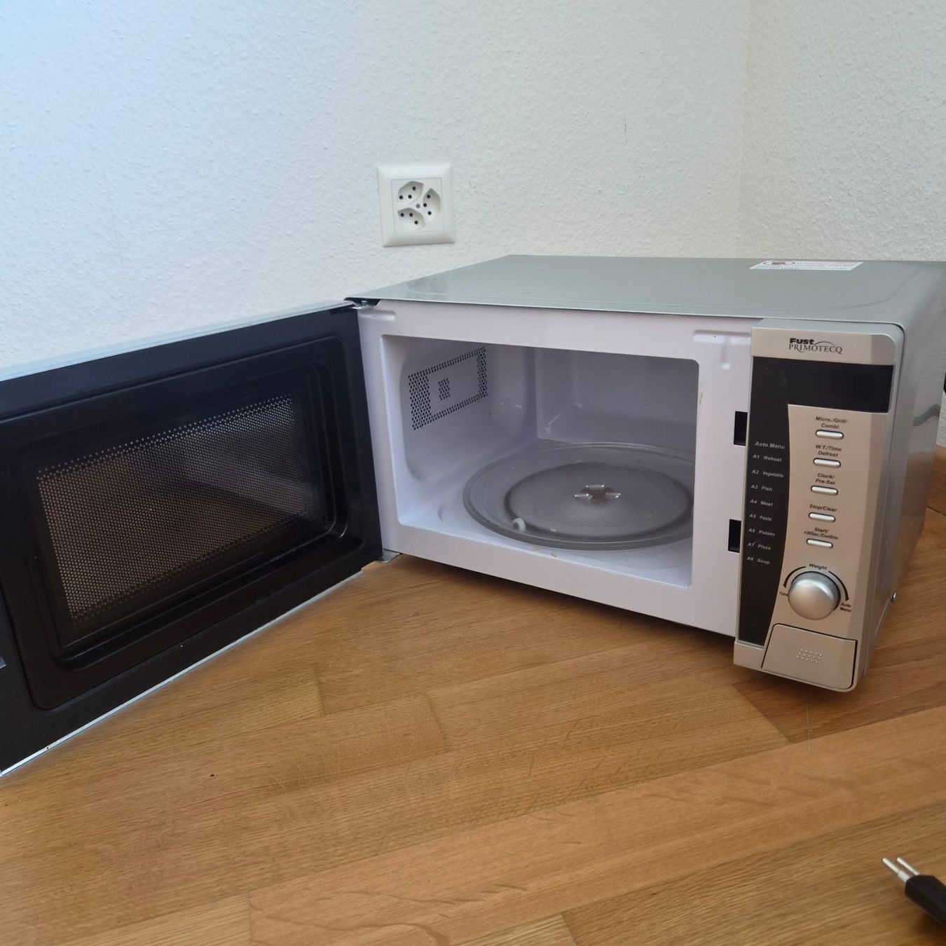 Elettrodomestici da cucina: Fust Mikrowelle silber gebraucht – Usato da Zürich venduto da mx.x