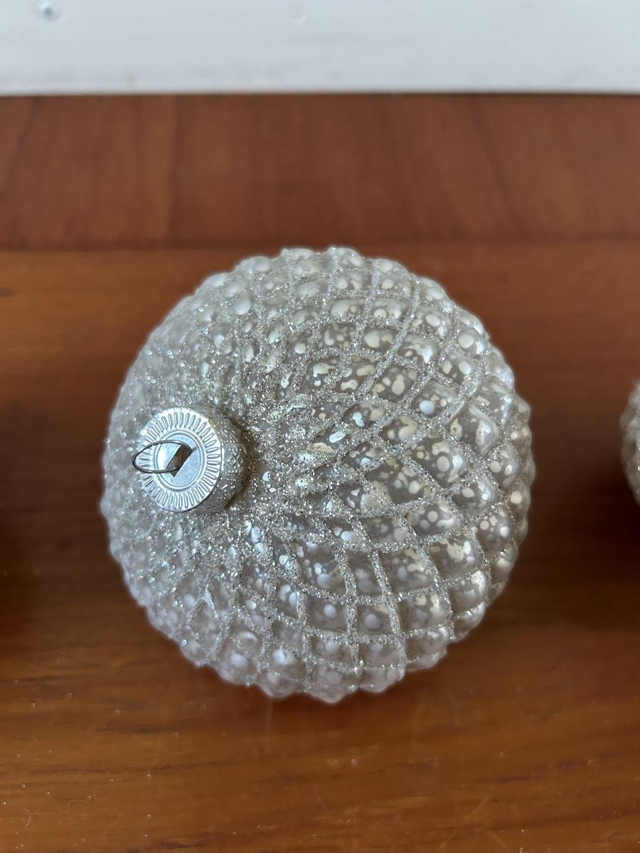 Alle Dekorationen: 3 Weihnachtskugeln - Christbaumschmuck - silbern mit Glitter – Gebraucht aus Riniken von KreativImKopf 3