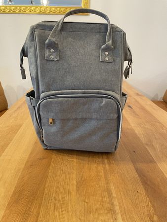 Grauer Wickelrucksack - Praktisch für Unterwegs!