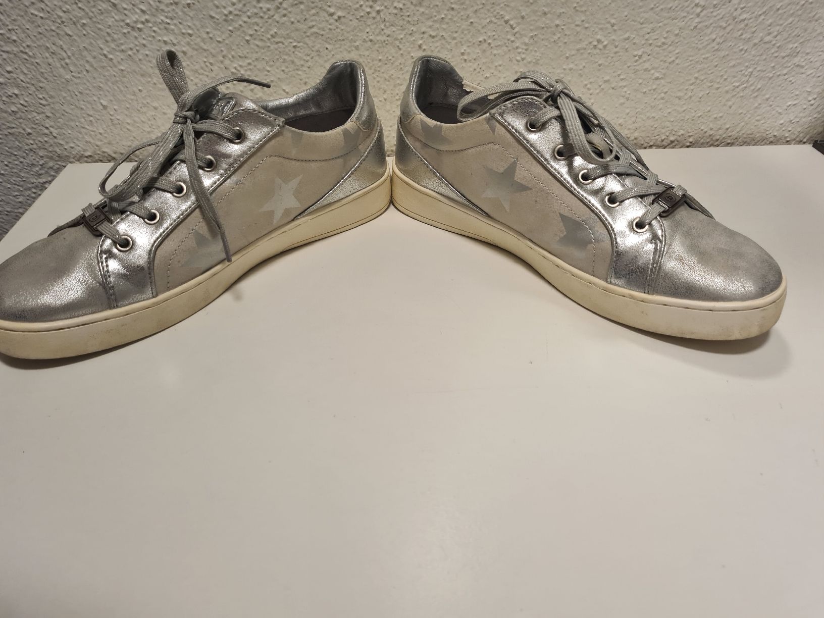 Bugatti Scarpe da donna: Bugatti Sneaker, Silber mit Sternen, Grösse 40 – Usato da Winterthur venduto da Jana1701 3