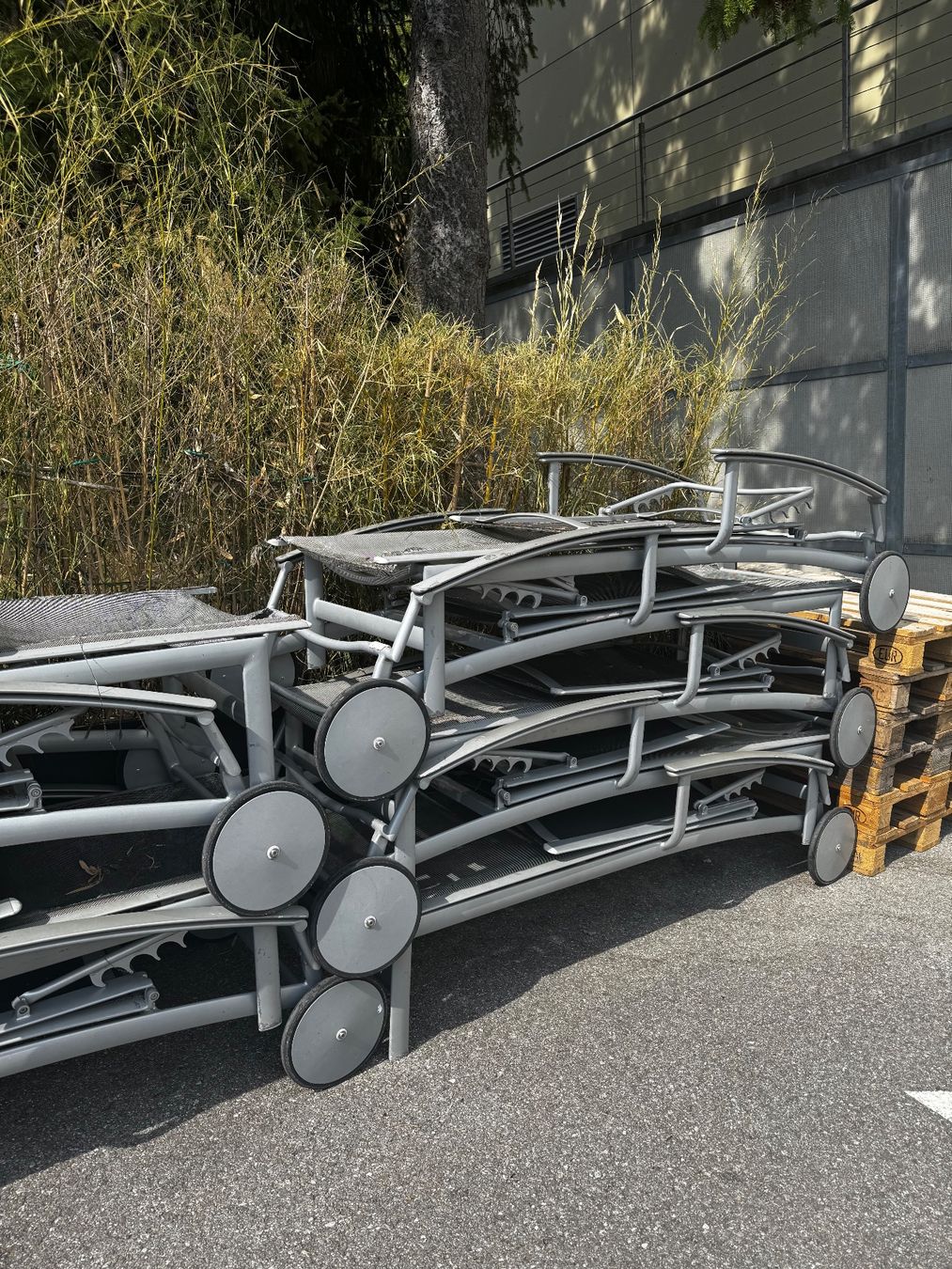 Chaises longues: Lot de transats usés – Défectueux à Le Mont-Pèlerin par Bmr 2