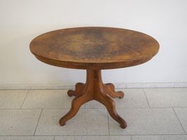 Sehr schöner Tisch - oval aus Nussbaumholz L 93cm (HE258)