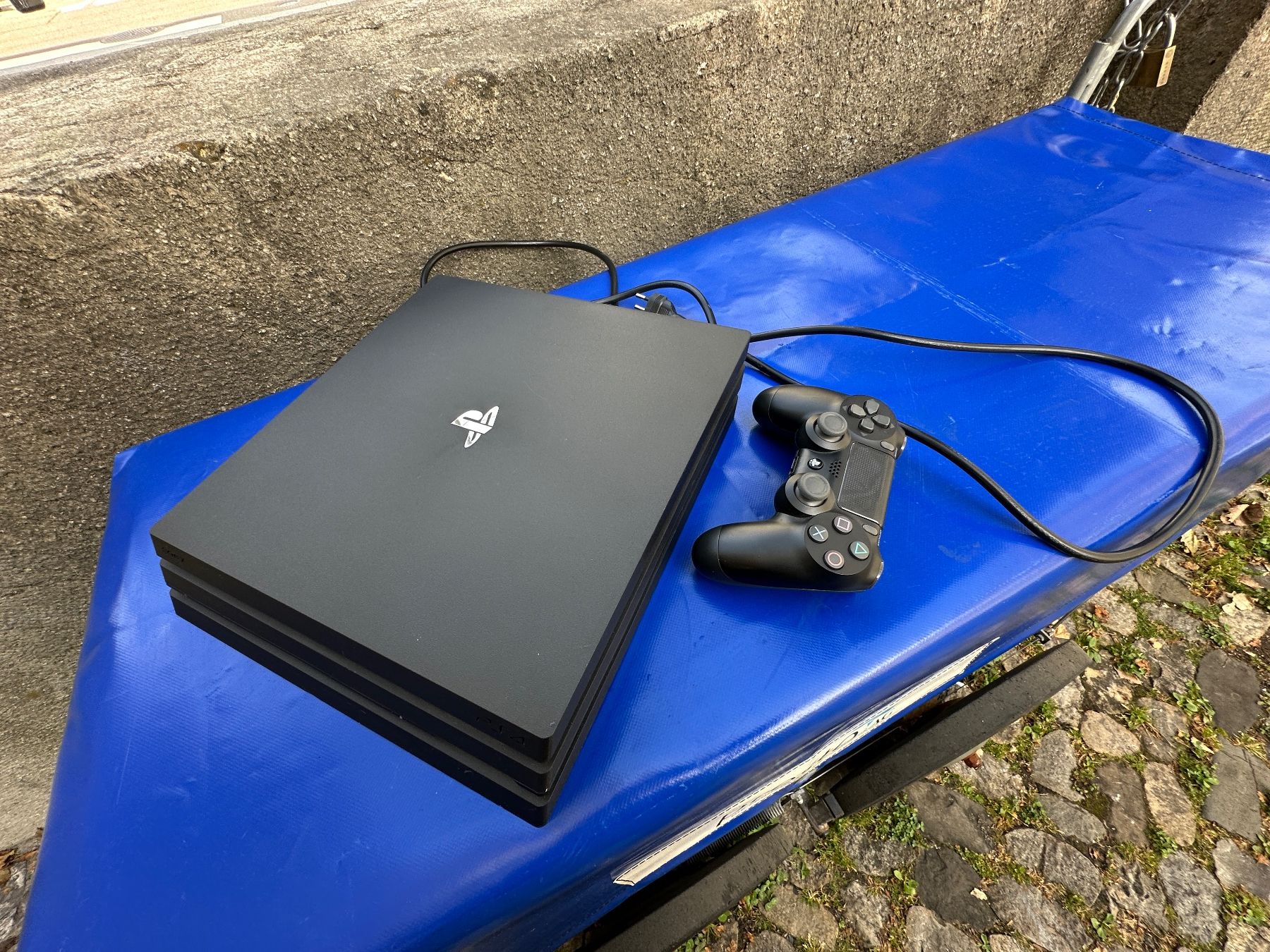 Sony Console: PS4 und Controller – Usato da Zürich venduto da atlantis77