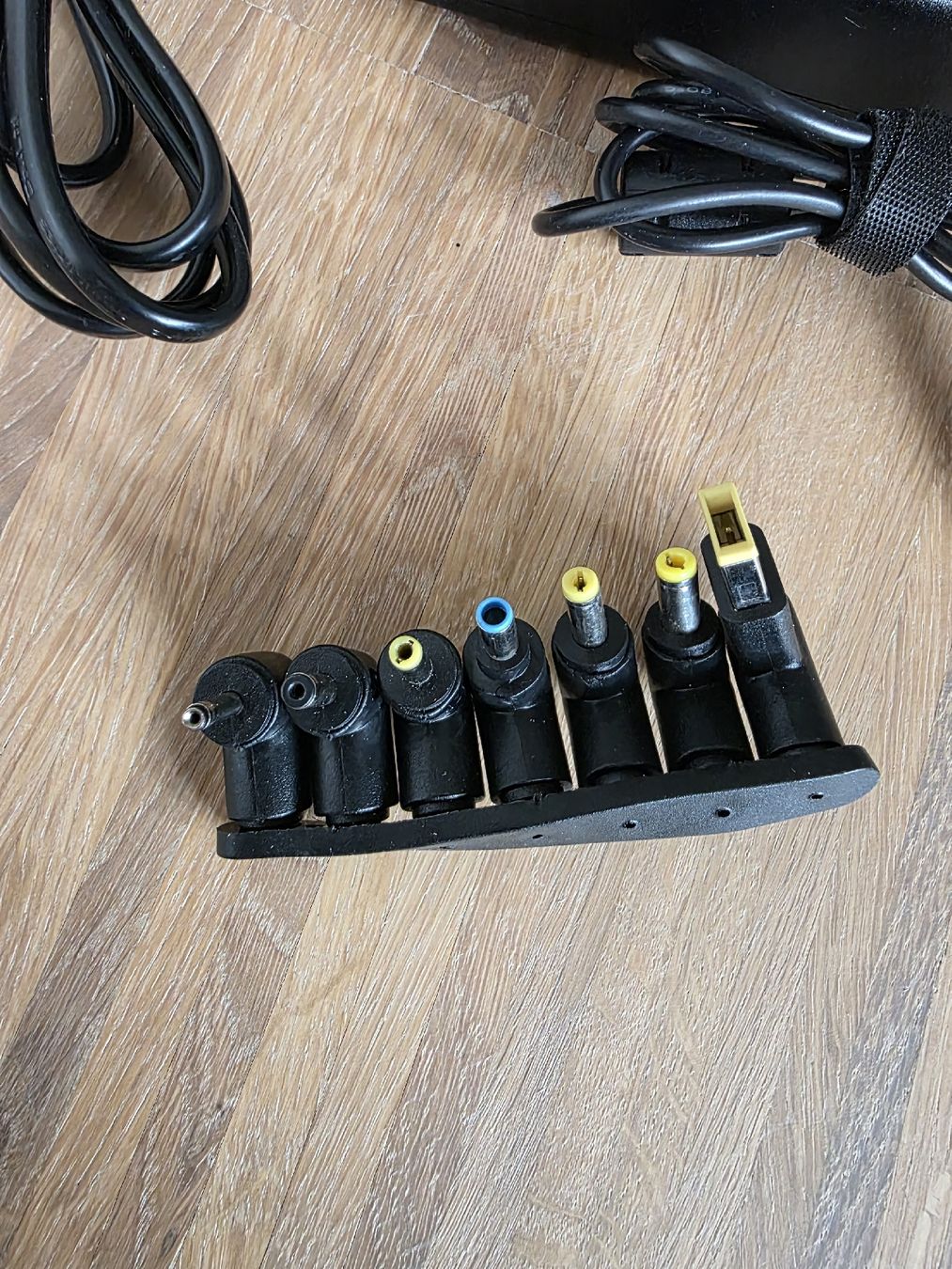 Caricabatterie: Intertronic Notebook Ladegerät 90W Universal mit 7 Adapterst – Usato da Zürich venduto da wur_z22w 2