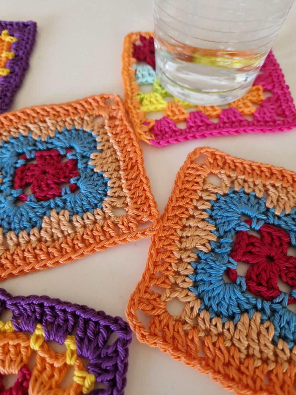 Tutte le decorazioni: 6 Coaster Untersetzer Granny 'Bloom' gehäkelt handgemacht – Nuovo (secondo la descrizione) da Neuhausen am Rheinfall venduto da Alchimista 4