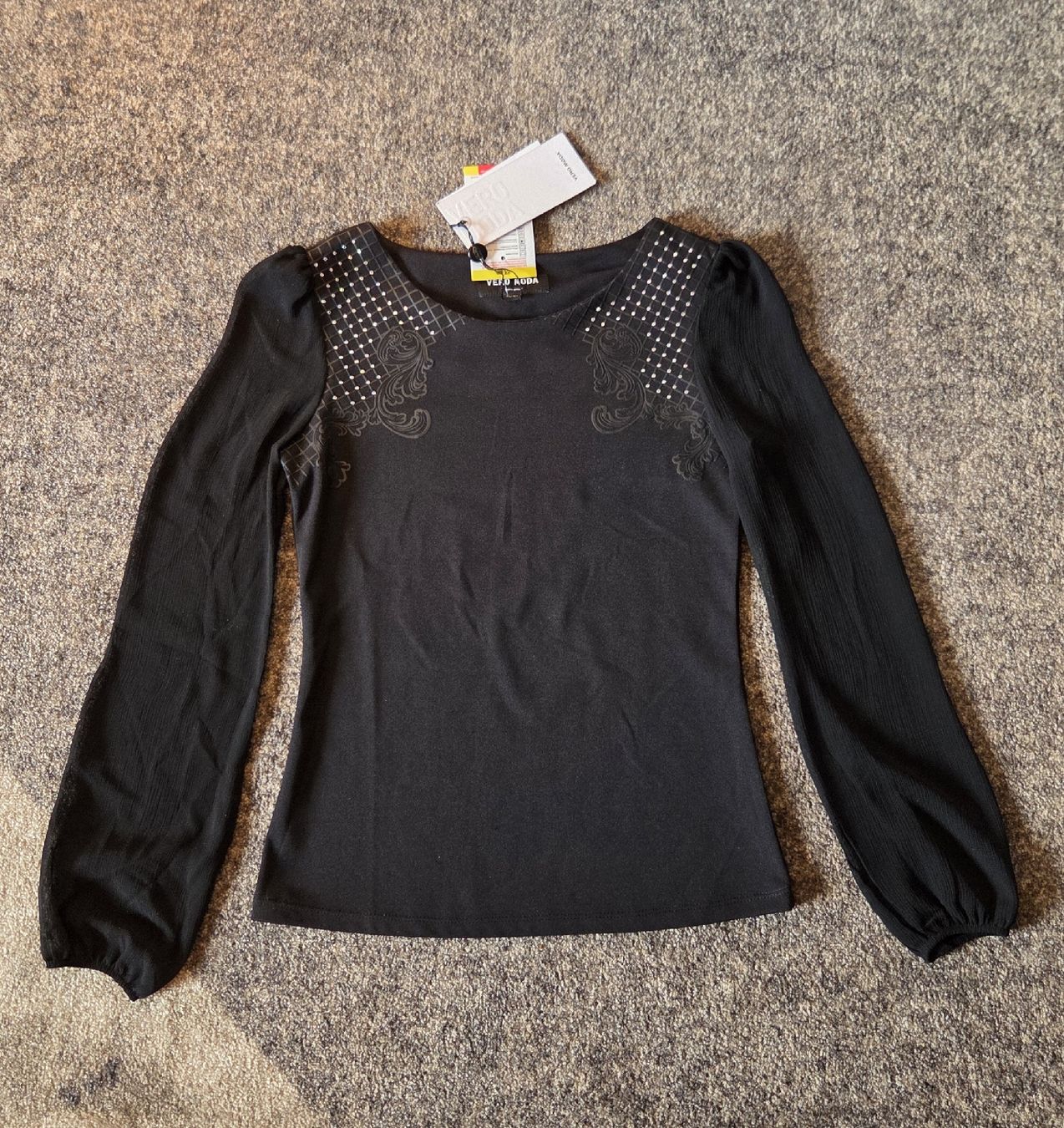 Chemisiers: Schwarze Bluse mit Strasssteinen – Neuf avec emballage d'origine à Zug par opo_cy5d