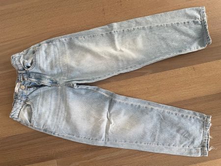 Bluejeans von Zara Grösse 152 zu Austragen, z.T. ausgefranst