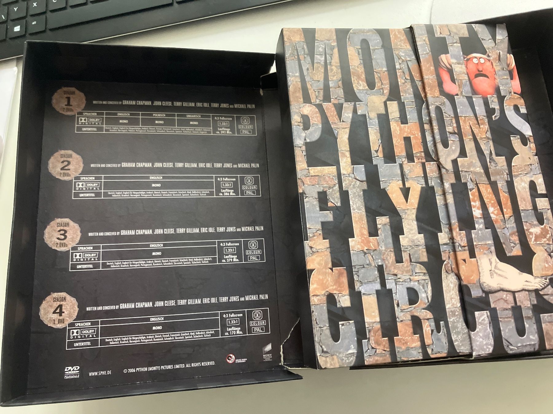 Tutti i DVDs: Monty Python's Flying Circus - Complete Series 1-4 (7 DVDs) – Usato da Arbon venduto da JoJoAs 3
