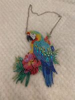 Wunderschöner Papagei mit Glitzersteinen