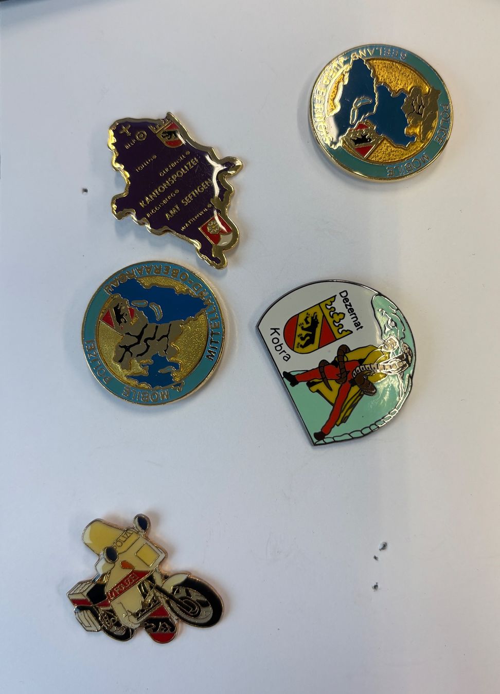 Placchette & Badge: 5 Polizeipins / Dezernat Kobra / Kapo Pins – Nuovo (secondo la descrizione) da Trubschachen venduto da Panzerschreck