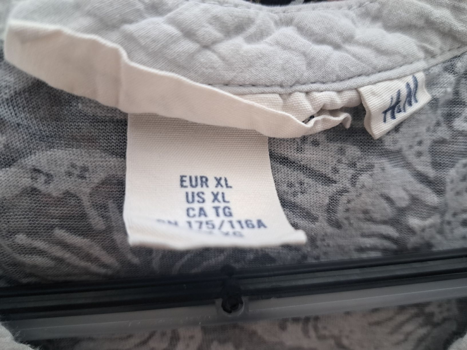 H&M Blusen: H&M Bluse Grau Muster Grösse XL, gebraucht – Gebraucht aus Weisslingen von Horvi_09 2