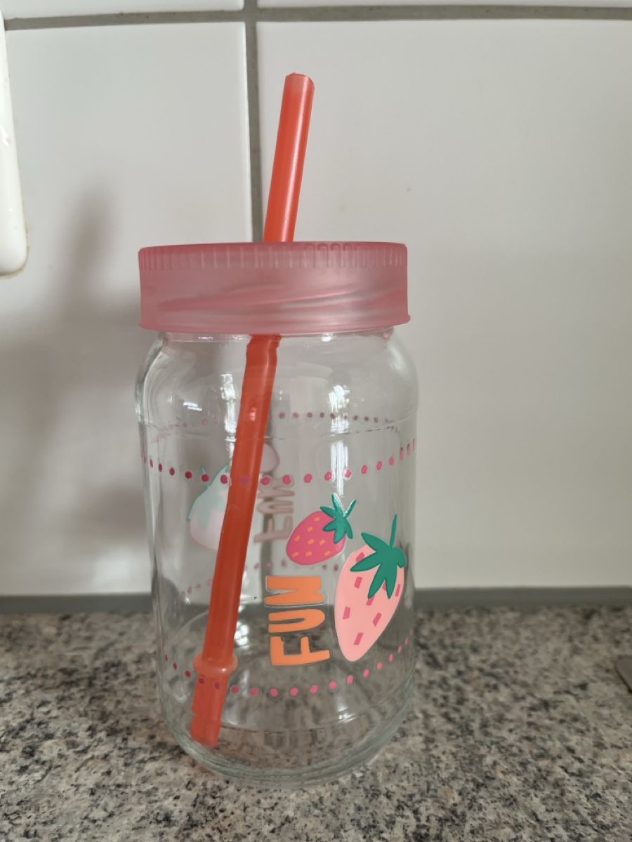 Bicchieri: Glasbecher mit Deckel und Strohhalm Erdbeer-Motiv – Nuovo (secondo la descrizione) da Dietikon venduto da Mono7.3. 1