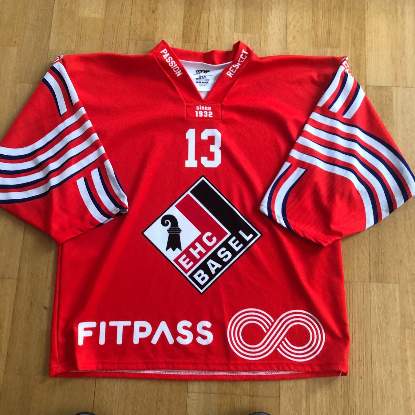 Maillots de corps & Pantalons: Basel 2022-23 warmup worn Ronny Dähler – D'occasion à Bern par Myloulou
