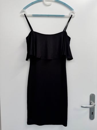 Schickes, kurzes, schwarzes Sommerkleid mit Volant