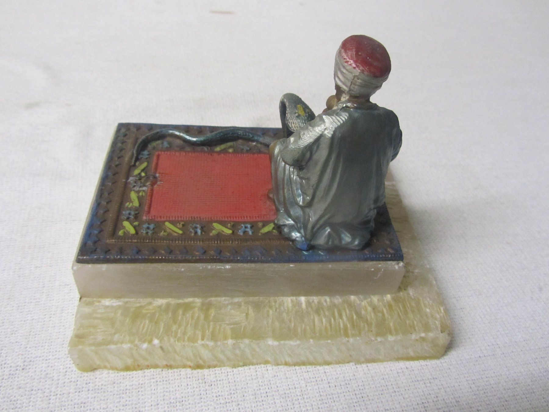 Statuette: Orientale sitzend auf Teppich als Briebeschwerer – Usato da Luzern venduto da Lucernauno 2