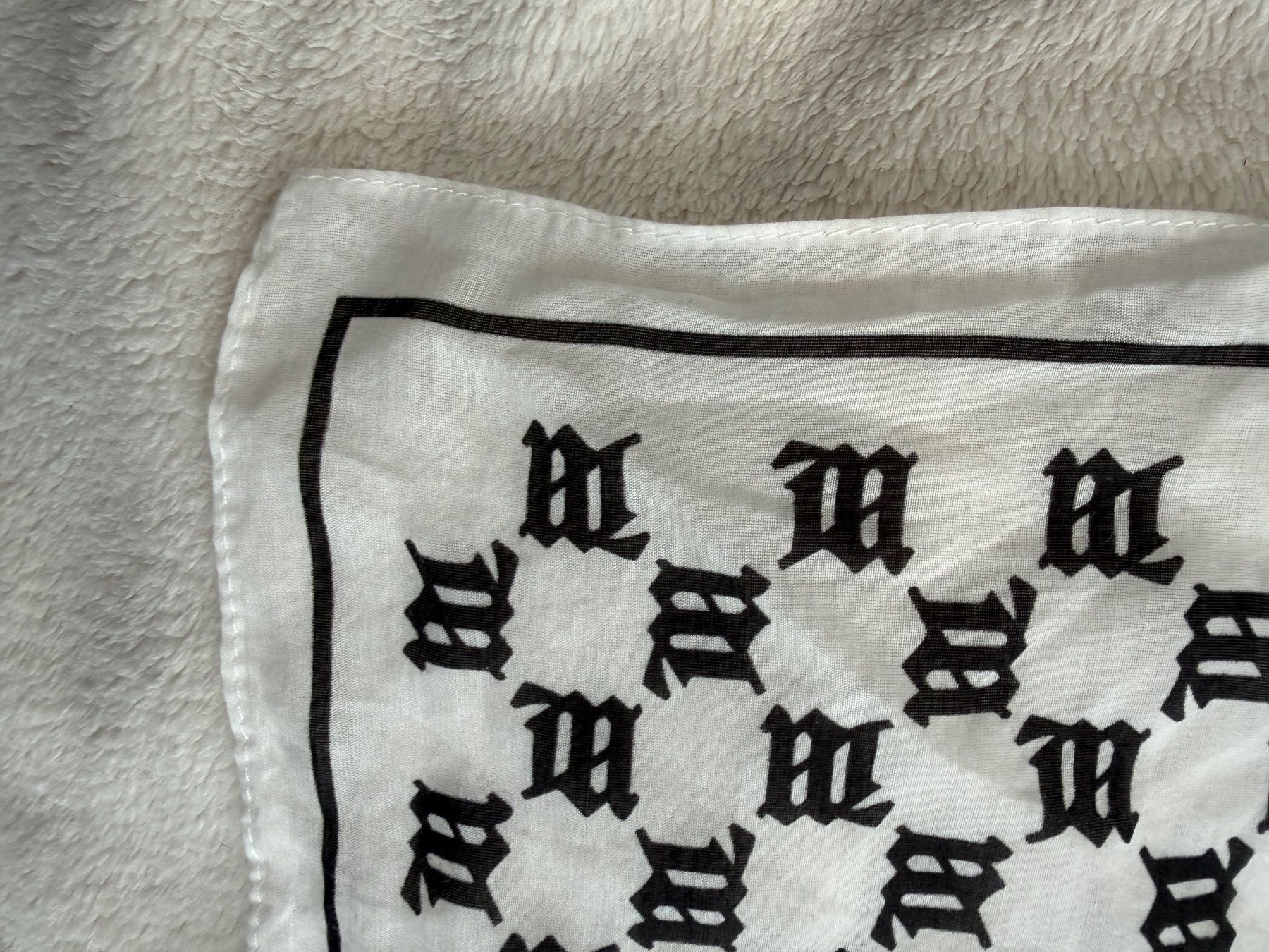 Foulards & écharpes: MISBHV Monogram Schal Weiss/Schwarz – Neuf (Voir description) à Liestal par ant_c2j9 3
