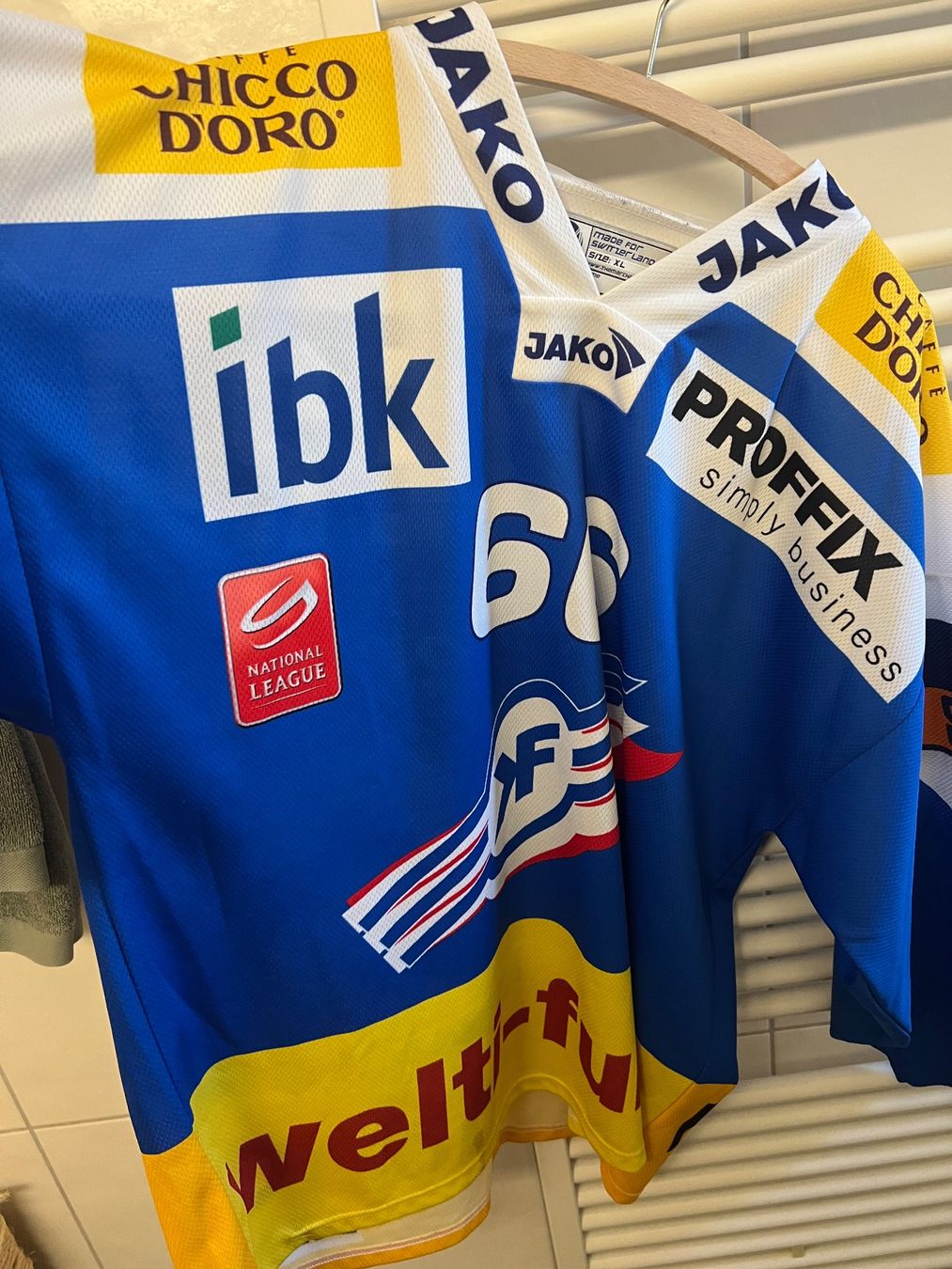 EHC Kloten Canottiere & Pantaloni: Ehc Kloten Trikot – Usato da Winterthur venduto da alltagsauszeiten