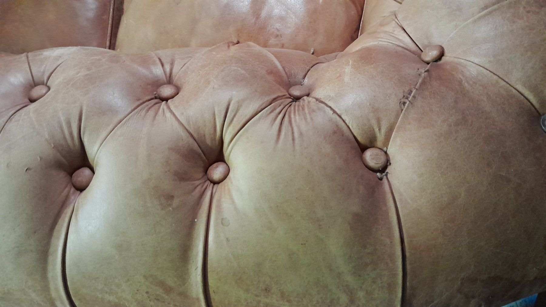 Chesterfield Divani: Chesterfield Sofa braun mit viel Patina – Usato da Hittnau venduto da v-v-onlineverkauf 2