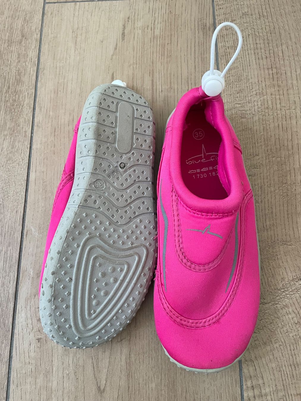 Chaussures filles: Badeschuhe Gr. 35 – D'occasion à Waltenschwil par hansnine 1