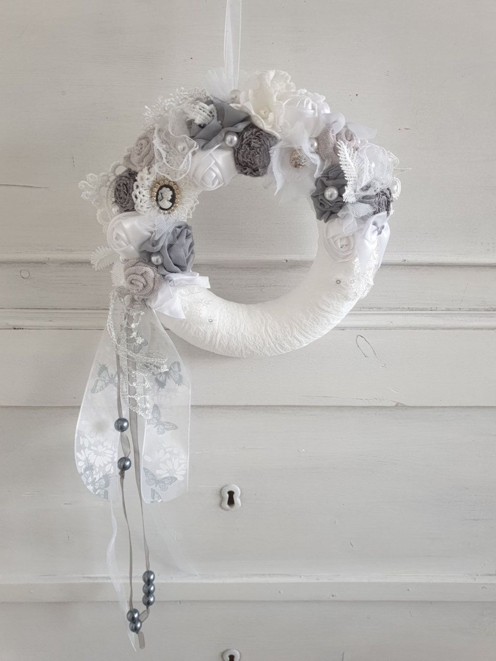 Tutte le decorazioni: Kranz Deko Shabby Chic Spitze Geschenk Muttertag Grau Weiss – Nuovo e nell'imballaggio originale da Gossau ZH venduto da Goes05