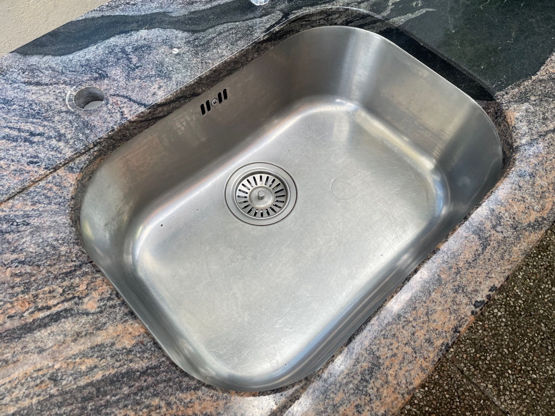 Spülbecken & Waschbecken: Naturstein Küchenabdeckung mit Spülbecken gebraucht – Gebraucht aus Riehen von KochVerkauf 4
