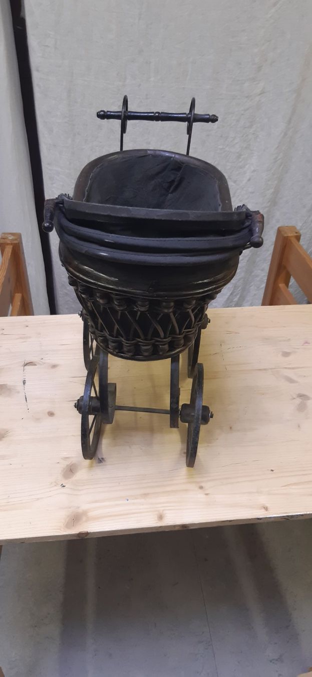 Carrozzine per bambole: Antik Puppenwagen – Usato da Füllinsdorf venduto da Salvi60 1