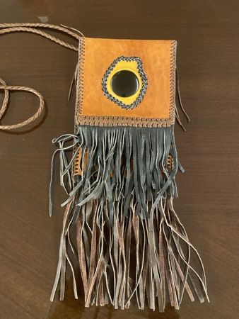 Handgemachte Ledertasche mit Fransen, ideal für den Sommer!