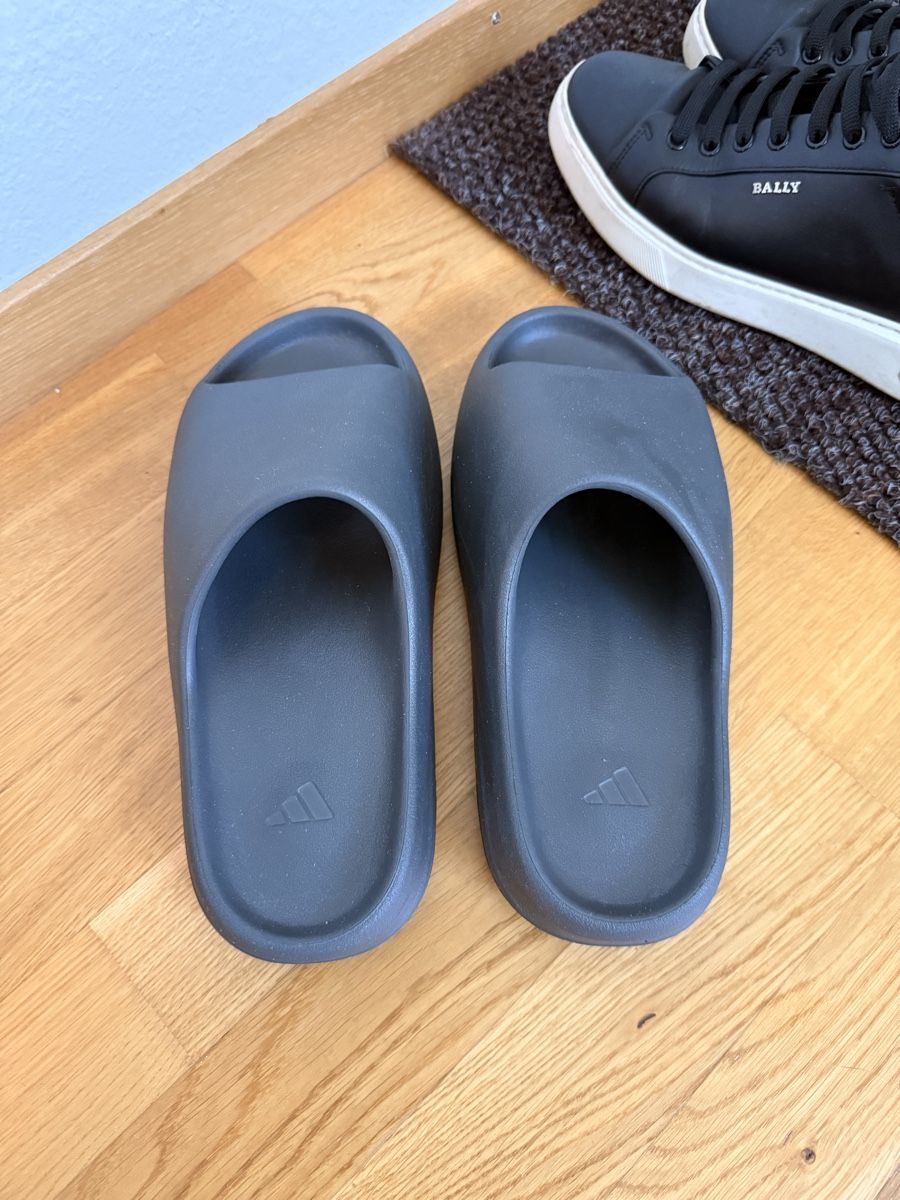 Adidas Scarpe da uomo: Adidas Yeezy Slide Anthrazit Grösse 44 – Nuovo (secondo la descrizione) da Stäfa venduto da Laafit 2
