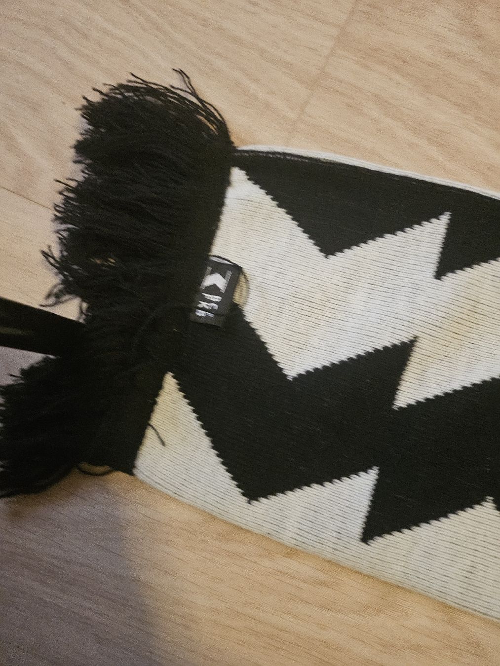 Foulard & Sciarpe: Echarpe LYOBA noire et blanche – Usato da La Joux FR venduto da car_ck96 1