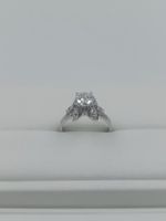 VERSPIELTER SOLITÄR DIAMANT RING IN 750 WEISSGOLD