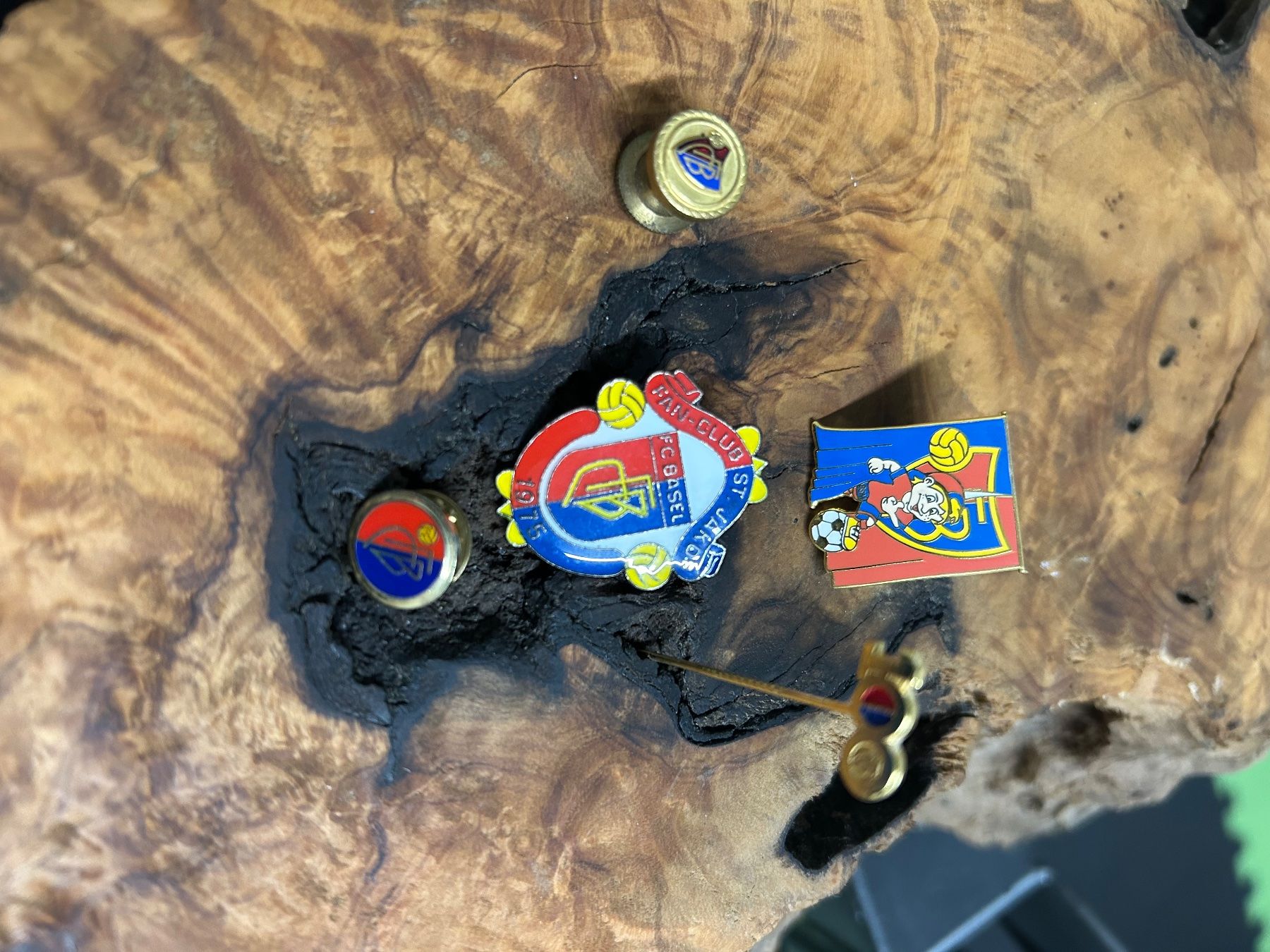 FC Basel Placchette & Badge: Fc Basel Pins 4Stk plus 1 Nadel 100jahre – Nuovo (secondo la descrizione) da Allschwil venduto da Haffelow 1