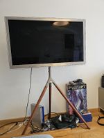 Samsung 46 Zoll TV mit One for All Tripod