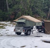 Offroad Anhänger mit Dachzelt und Küche