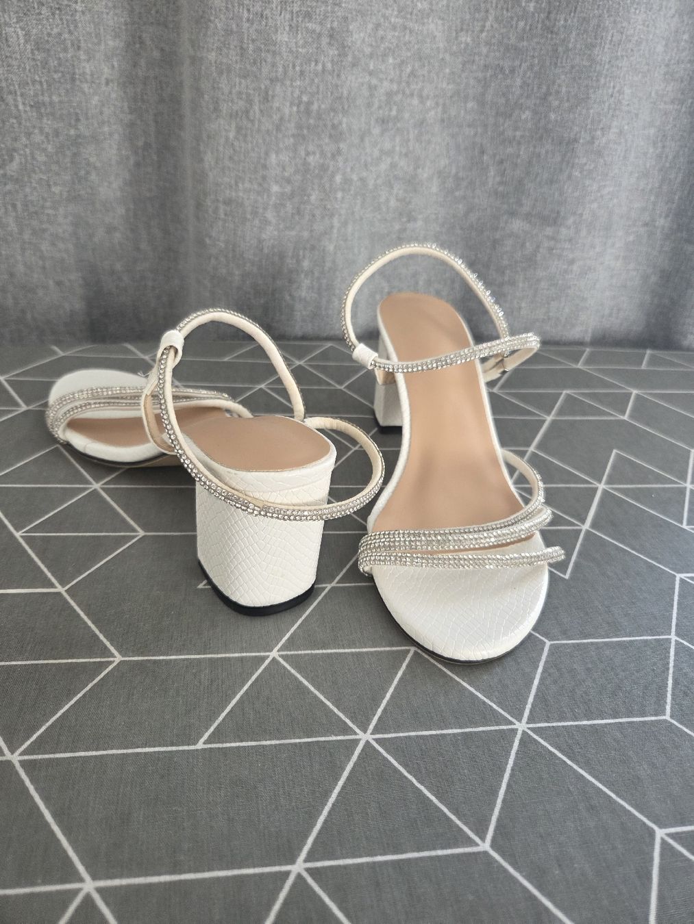 Damenschuhe: Sandalen weiss Grösse 37 mit Schmucksteinen – Gebraucht aus Alterswil FR von Agape07 2