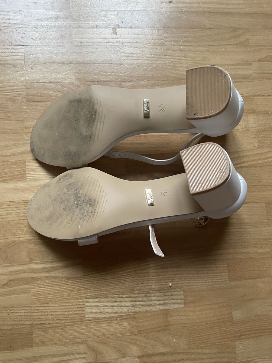 Scarpe da donna: Weisse Sandalen mit Absatz – Usato da Seuzach venduto da Sazu1 3