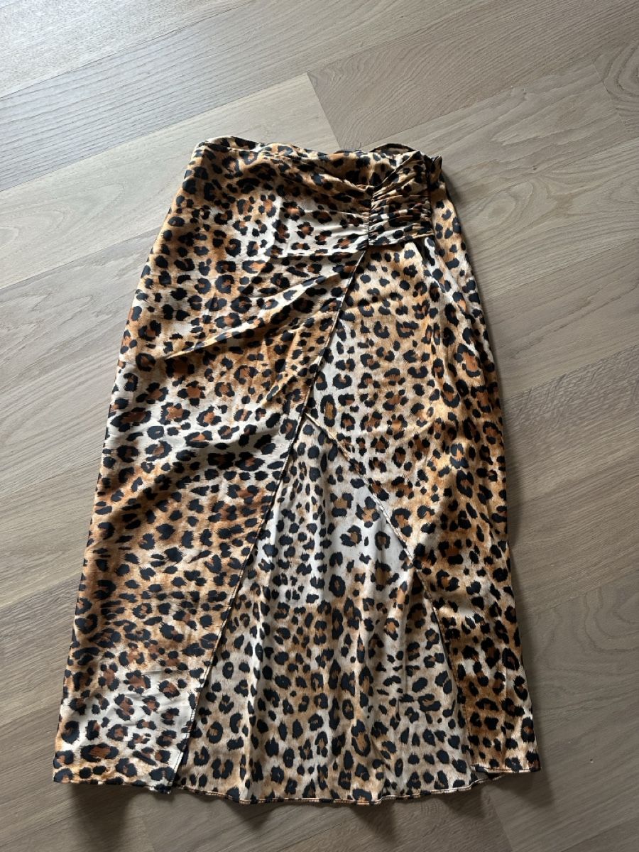 Zara Gonne: Sommerrock mit Leo-Print - Zara – Usato da Kloten venduto da niinaa.5