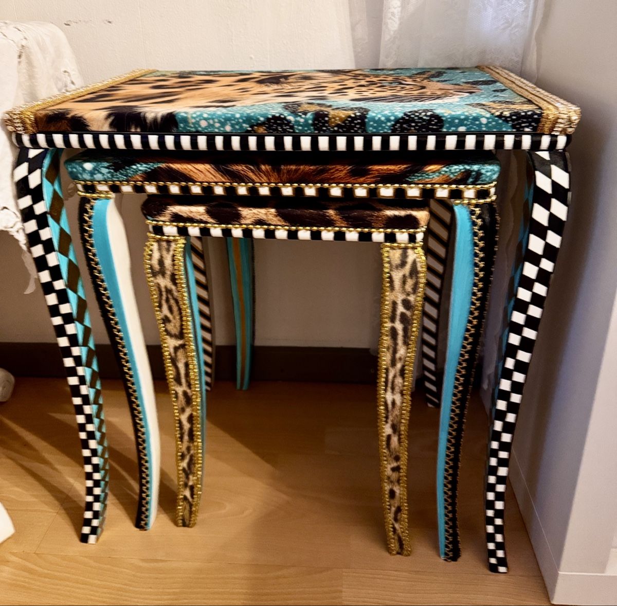 Set di tavolo e panche: Einzigartige Satztische, 3er Set, Leopardendesign, Top! – Usato da Niederurnen venduto da Chanel40 2
