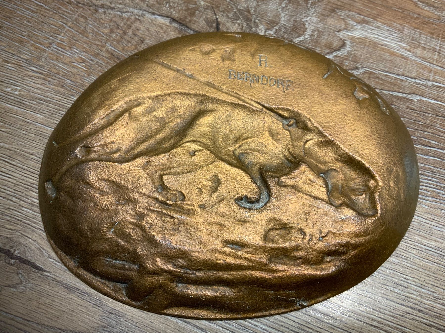 Piatti di portata: Jagdhund-Platte Bronce B.Berndorf – Usato da Willisau venduto da Minali 1