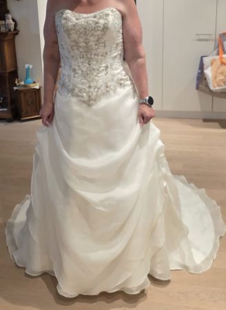 Brautkleid Colet Ivory Grösse 46 mit Perlenstickerei