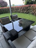 Gemütliche Garten Lounge mit Kissen & Glastisch